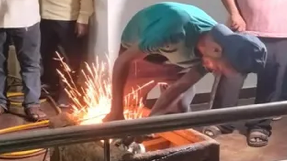 गढ़वा के रमना में खुदाई के दौरान मिली पुरानी लोहे की तिजोरी और उससे बरामद सिक्के
