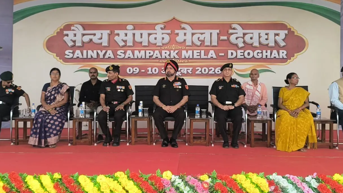 देवघर के दर्दमारा में आयोजित सैन्य संपर्क मेले में मौजूद अधिकारी और आगंतुक