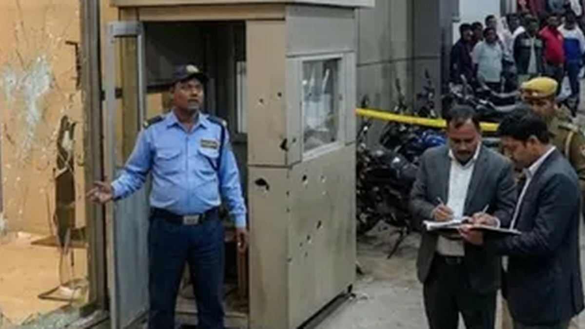 हजारीबाग के मटवारी स्थित होटल के प्रवेश द्वार पर गोलीबारी के बाद जांच करती पुलिस