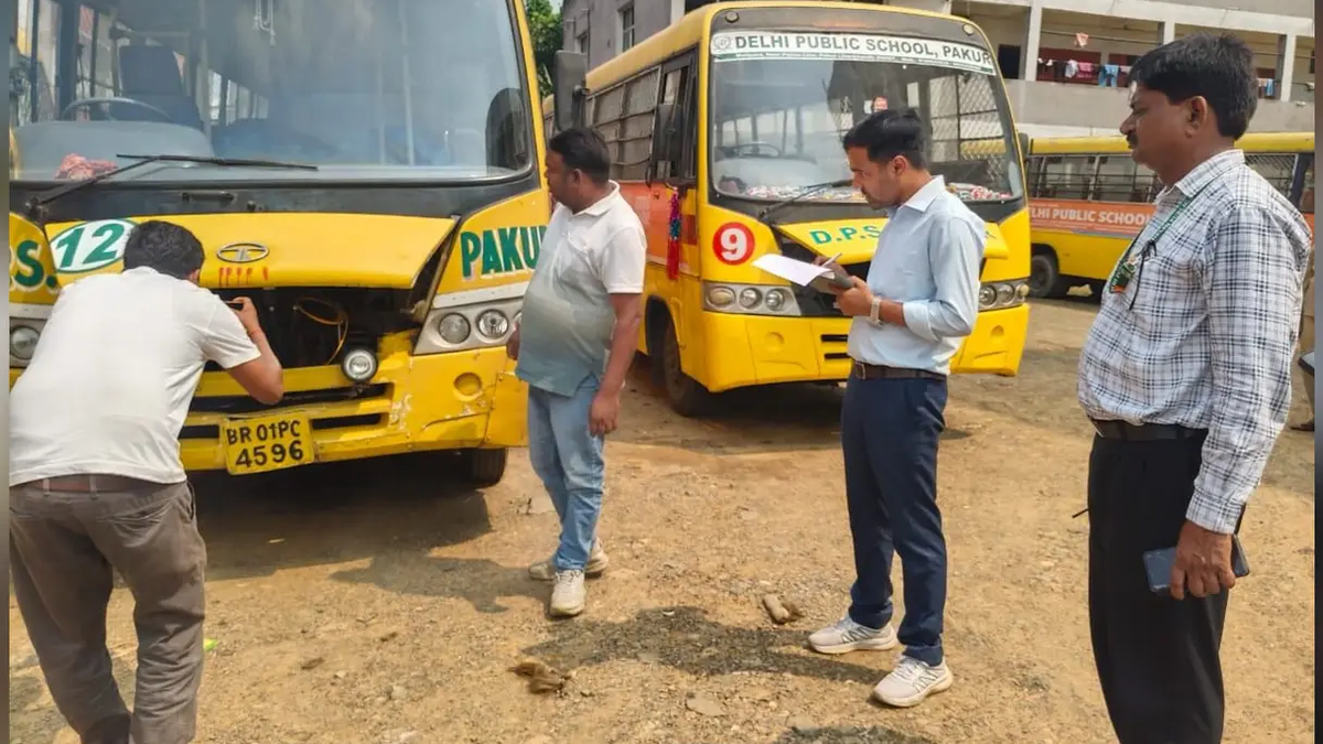 पाकुड़ में स्कूल वाहनों की जांच करती परिवहन विभाग की टीम
