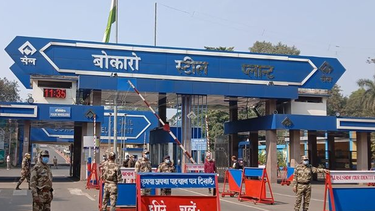 बोकारो स्टील प्लांट के कन्वेयर बेल्ट में लगी आग से जुड़ी तस्वीर
