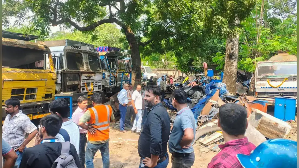 जमशेदपुर के बर्मामाइंस में सरकारी जमीन से अतिक्रमण हटाती प्रशासनिक टीम