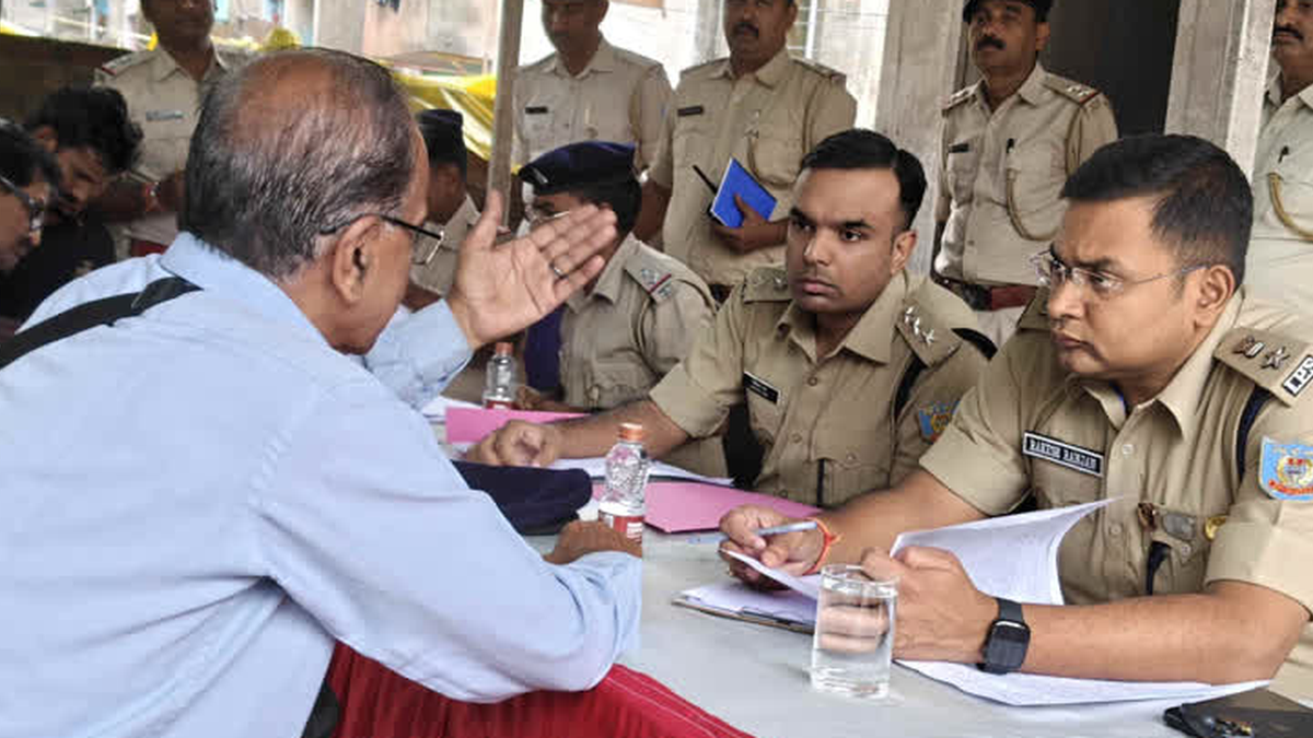 रांची में जन शिकायत समाधान कार्यक्रम के दौरान नागरिकों की समस्याएं सुनते पुलिस अधिकारी