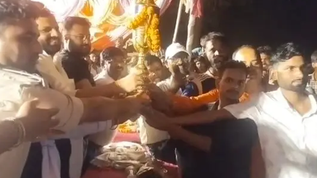 कसियाडीह में फुटबॉल टूर्नामेंट की विजेता पलामू टाइगर टीम को पुरस्कार देते अतिथि