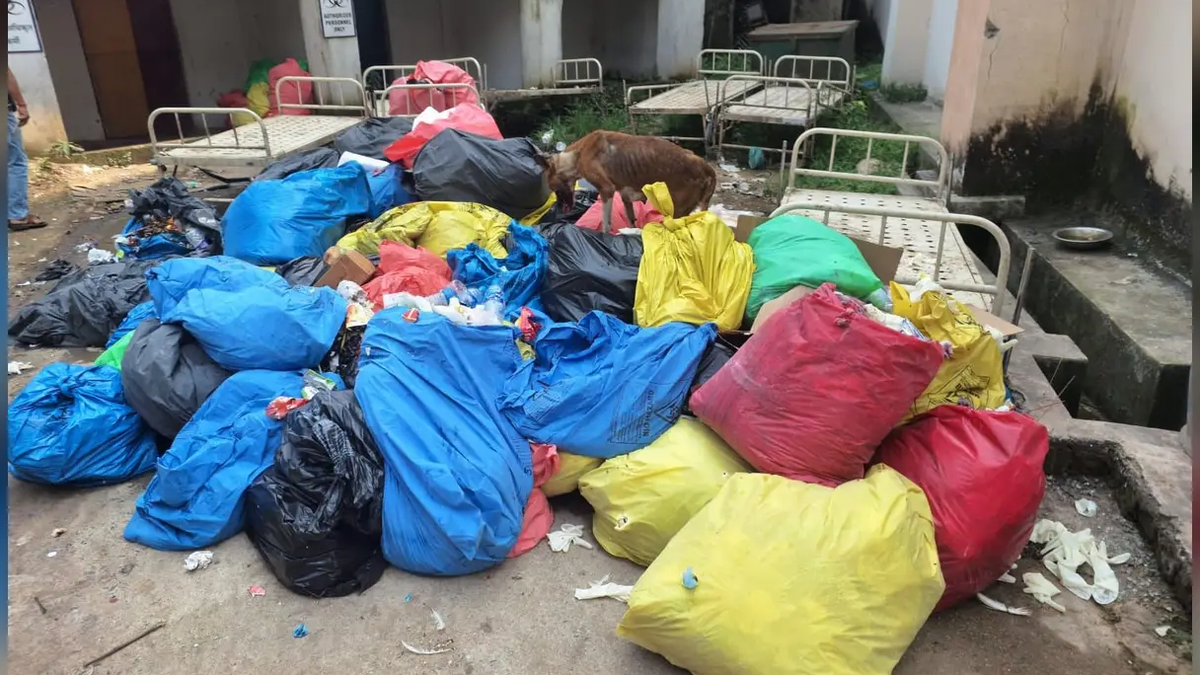 जमशेदपुर के एमजीएम अस्पताल परिसर में खुले में पड़ा कचरा