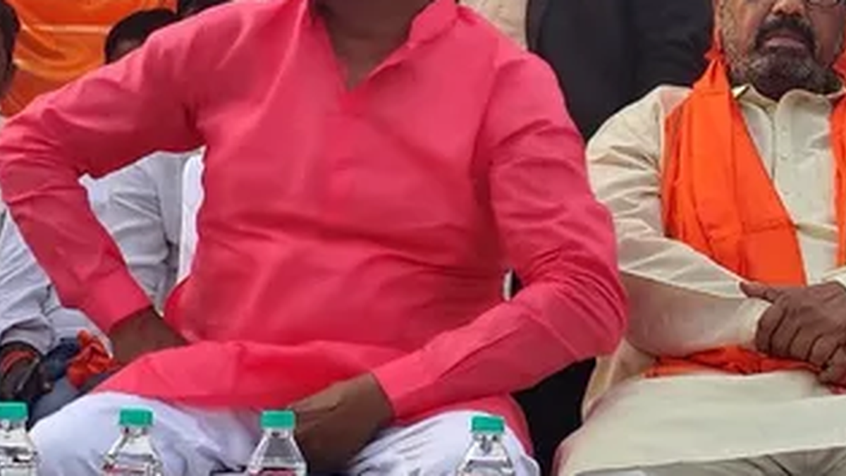 धनबाद के बारामुड़ी में प्रभावित परिवारों के बीच सांसद ढुल्लू महतो
