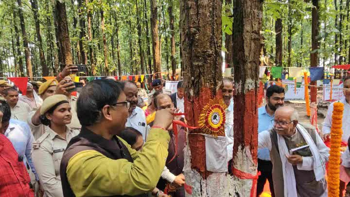 दूधमटिया वन महोत्सव में पेड़ों की रक्षा का संकल्प लेते लोग