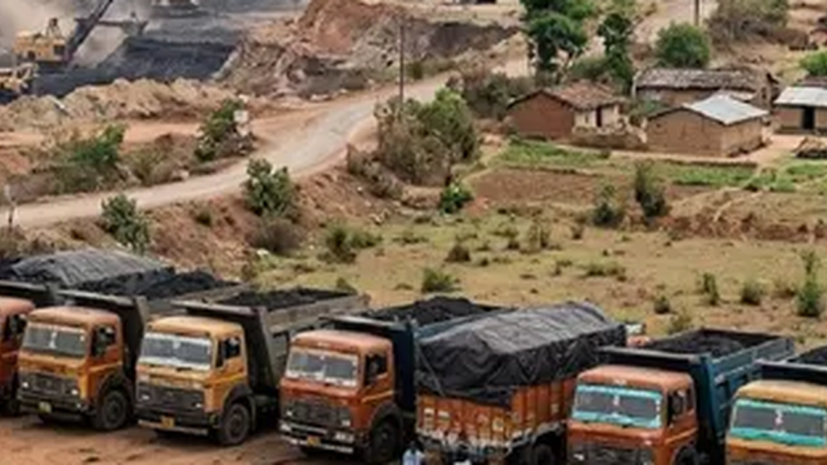 लातेहार के बालूमाथ स्थित मगध कोलियरी में संचालन के लिए खड़े ट्रक