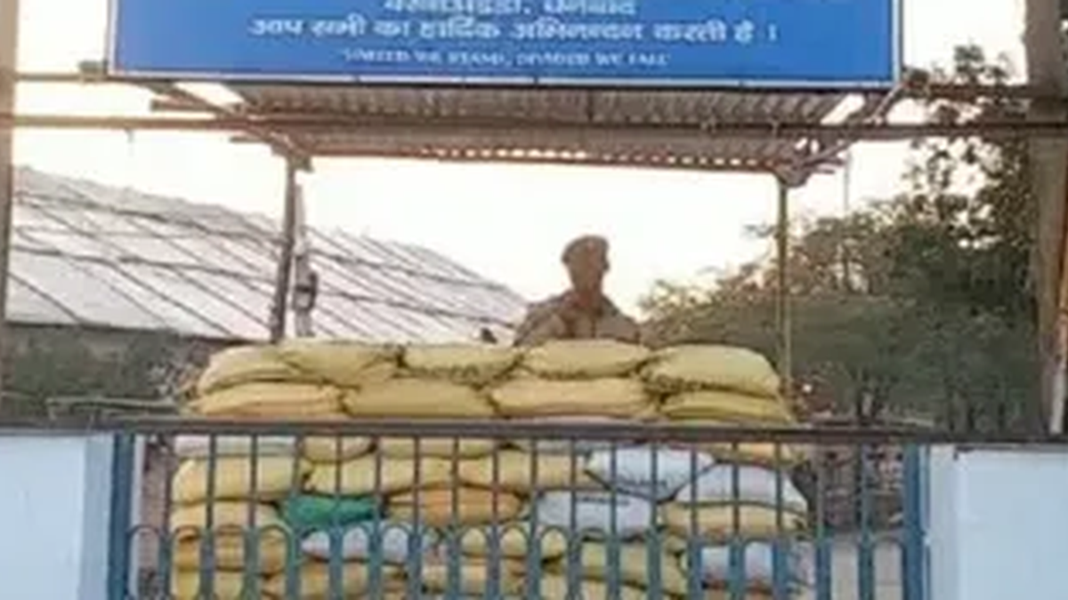 धनबाद कृषि उत्पादन बाजार समिति का परिसर और वहां स्थित दुकानें