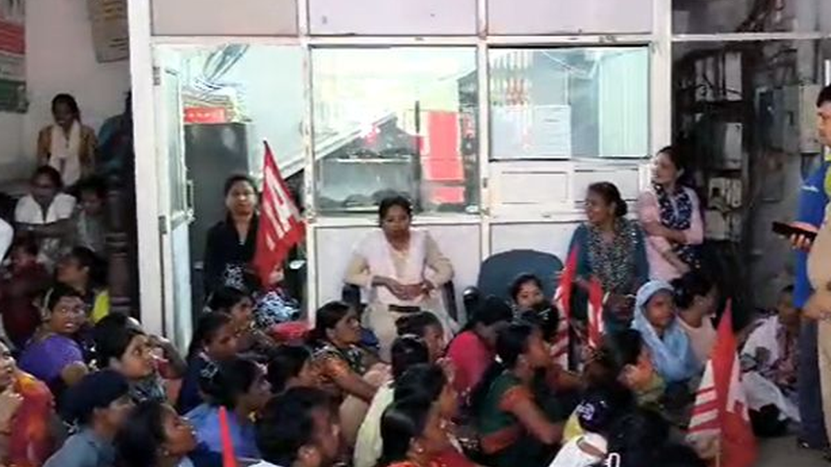 बोकारो में बकाया वेतन की मांग को लेकर प्रदर्शन करते आउटसोर्सिंग स्वास्थ्यकर्मी