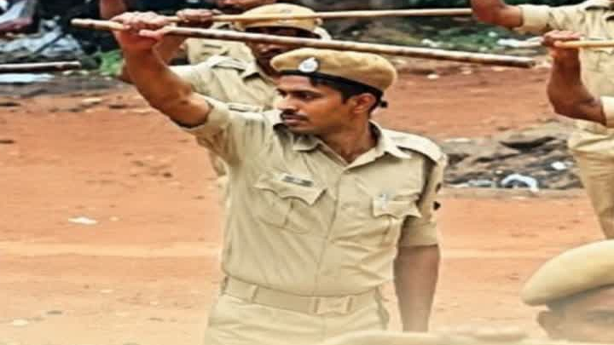 दुर्गा पूजा सुरक्षा व्यवस्था के लिए तैनात गृह रक्षक और पुलिसकर्मी