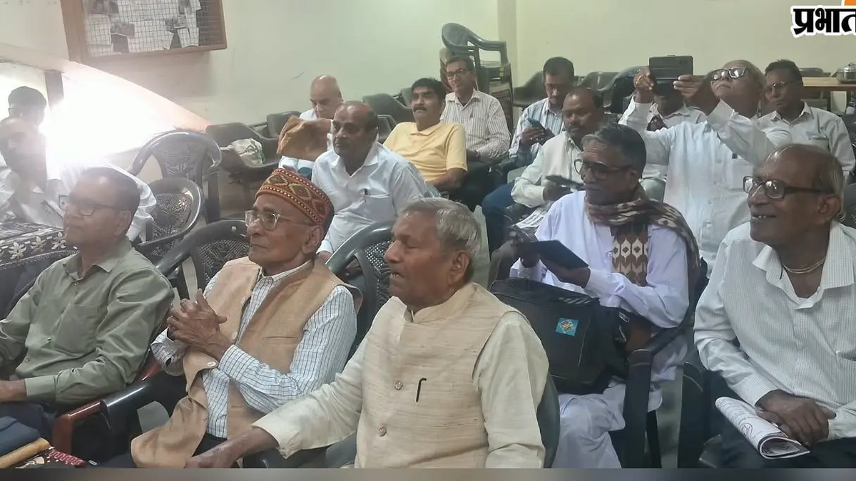 गढ़वा में आयोजित झारखंड पेंशनर्स कल्याण समाज की बैठक में उपस्थित लोग