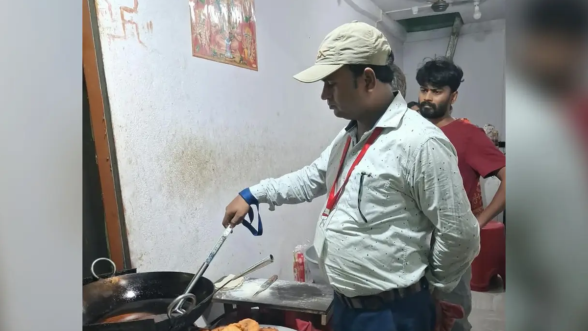 पाकुड़ के रेलवे फाटक क्षेत्र में खाद्य प्रतिष्ठान की जांच करती खाद्य सुरक्षा विभाग की टीम