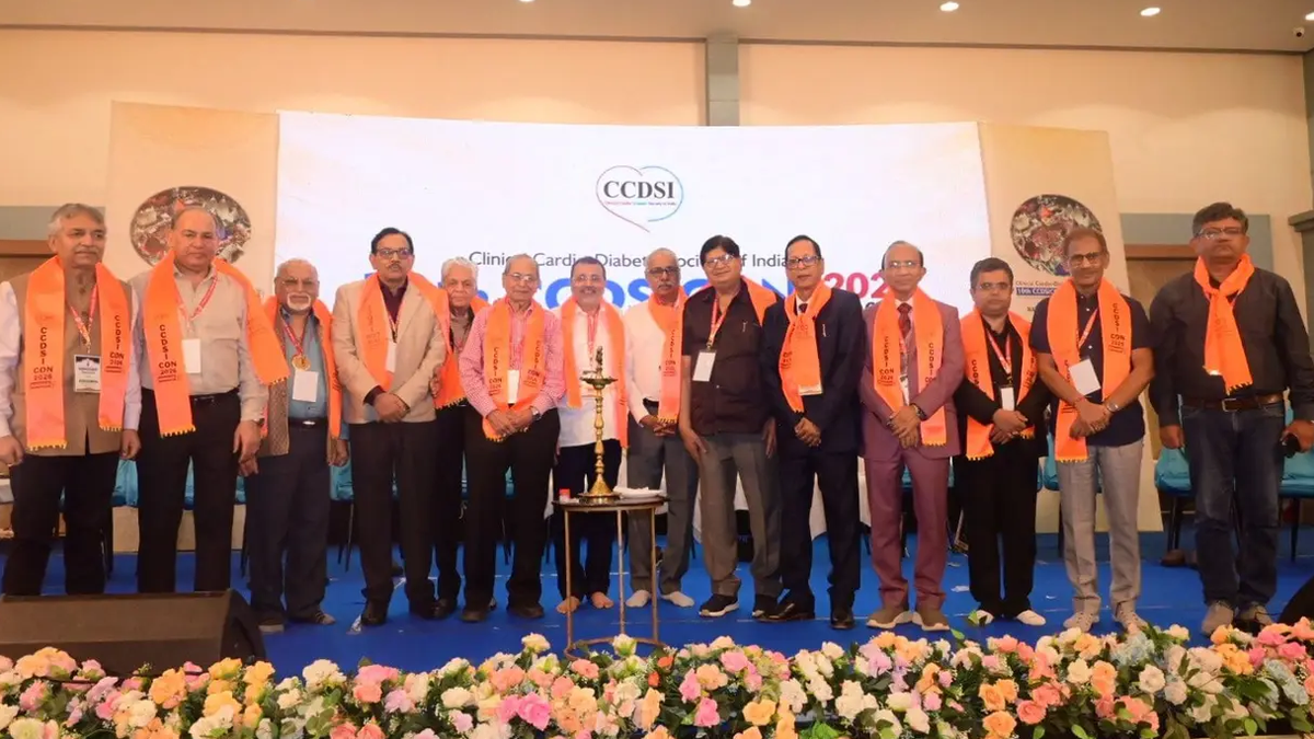 देवघर में आयोजित राष्ट्रीय चिकित्सा अधिवेशन के मंच पर उपस्थित अतिथि और चिकित्सक
