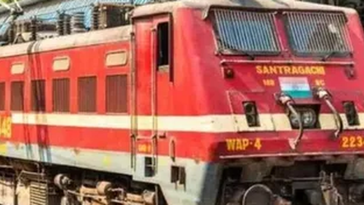 रेलवे स्टेशन पर खड़ी संतरागाछी-खातीपुरा एक्सप्रेस की प्रस्तुति तस्वीर