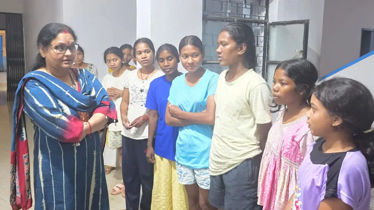 सिमडेगा में छात्रावास की व्यवस्थाओं का निरीक्षण करतीं उपायुक्त और उपस्थित अधिकारी