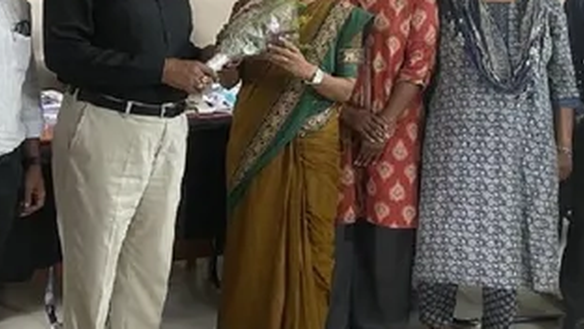 एसकेएमयू परिसर में शोध यात्रा के लिए डॉ. अमिता कुमारी को शुभकामनाएं देते शिक्षक