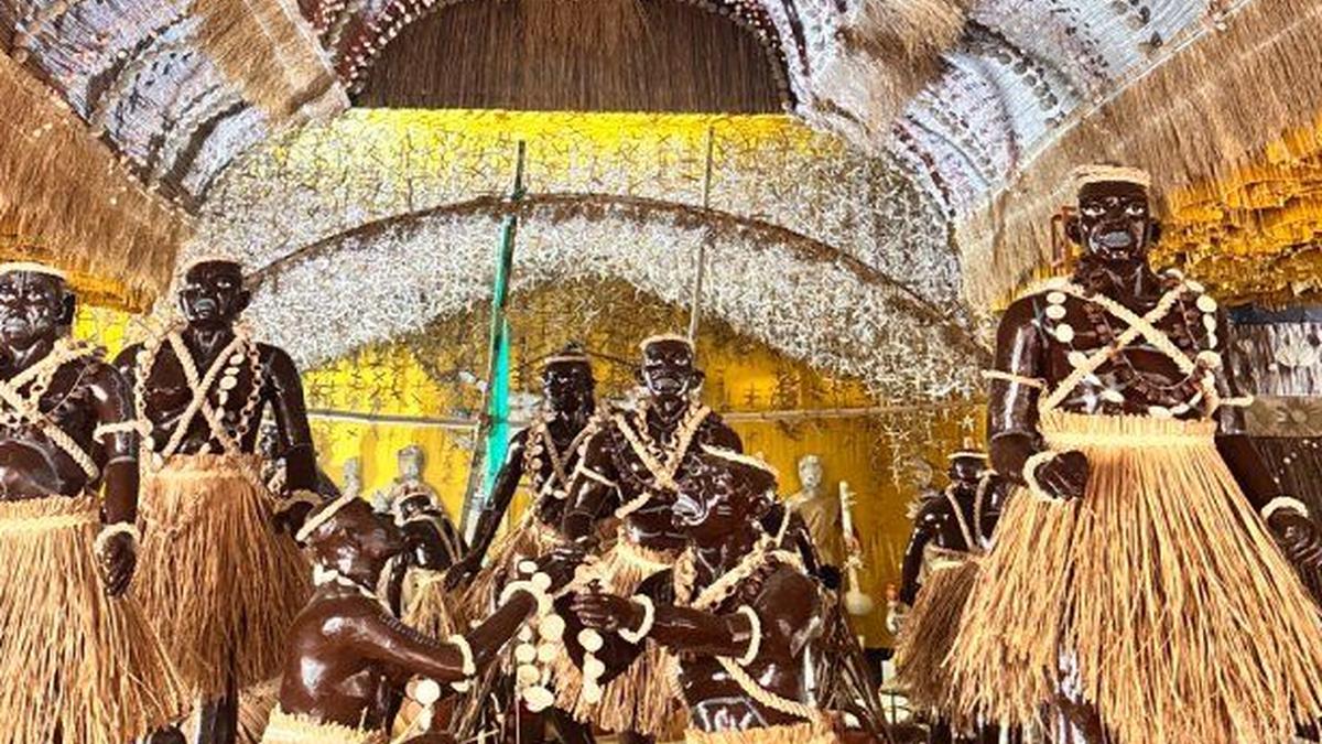 धनबाद के हीरापुर झारखंड मैदान में तैयार हो रहा आदिवासी संस्कृति आधारित दुर्गा पूजा पंडाल