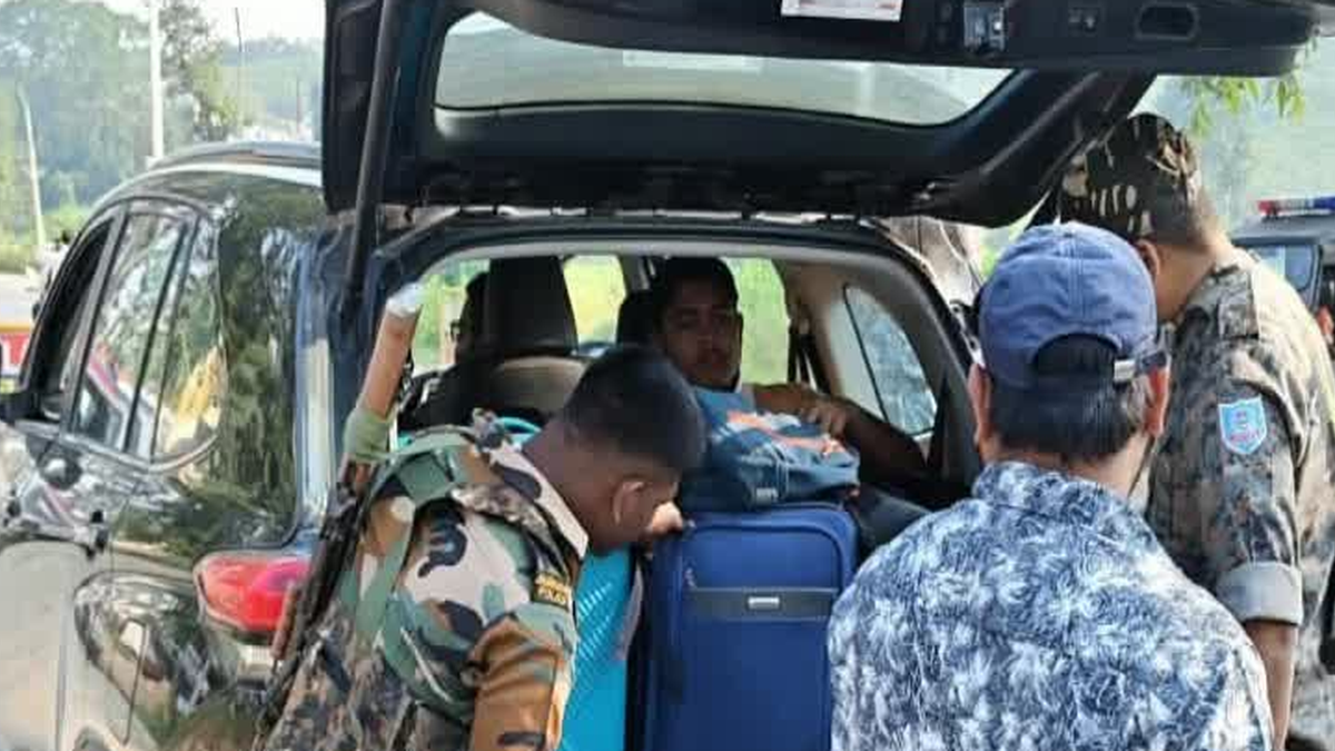 पलामू जिले में वाहन जांच अभियान चलाते पुलिसकर्मी