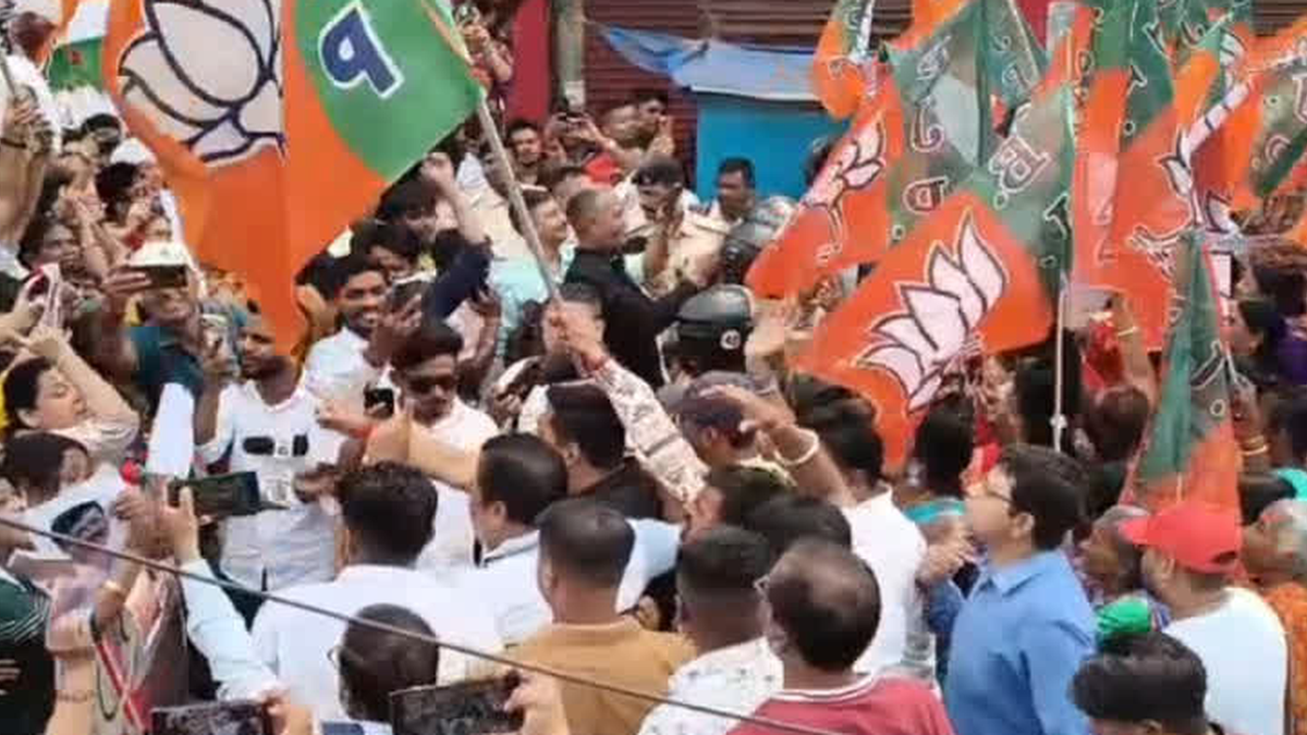 जमशेदपुर के बिष्टुपुर में भाजपा और कांग्रेस कार्यकर्ताओं के बीच झड़प के बाद मौके पर मौजूद पुलिस बल