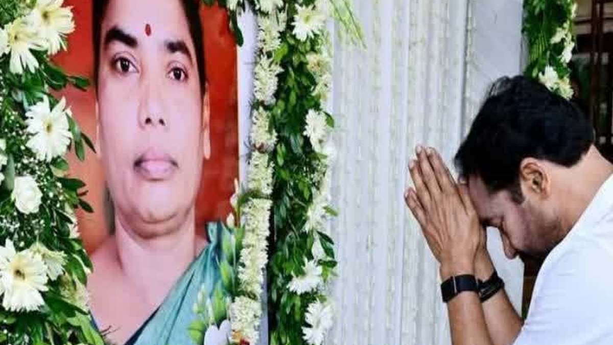 नेमरा में रूपी सोरेन को श्रद्धांजलि देने पहुंचे राजनीतिक नेता