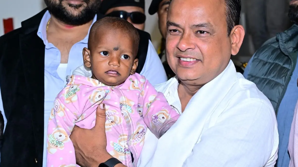 रांची में गिफ्ट ऑफ लाइफ कार्यक्रम के शुभारंभ के दौरान बच्चों की स्वास्थ्य जांच