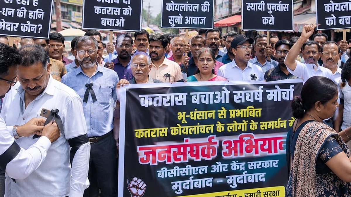 कतरास में भू-धंसान की समस्या के खिलाफ काला बिल्ला लगाकर प्रदर्शन करते लोग