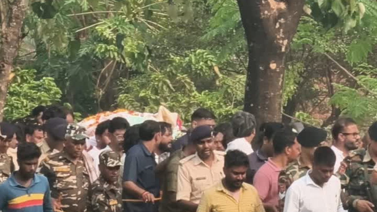 रामगढ़ के नेमरा में रूपी सोरेन की अंतिम यात्रा के दौरान उपस्थित लोग