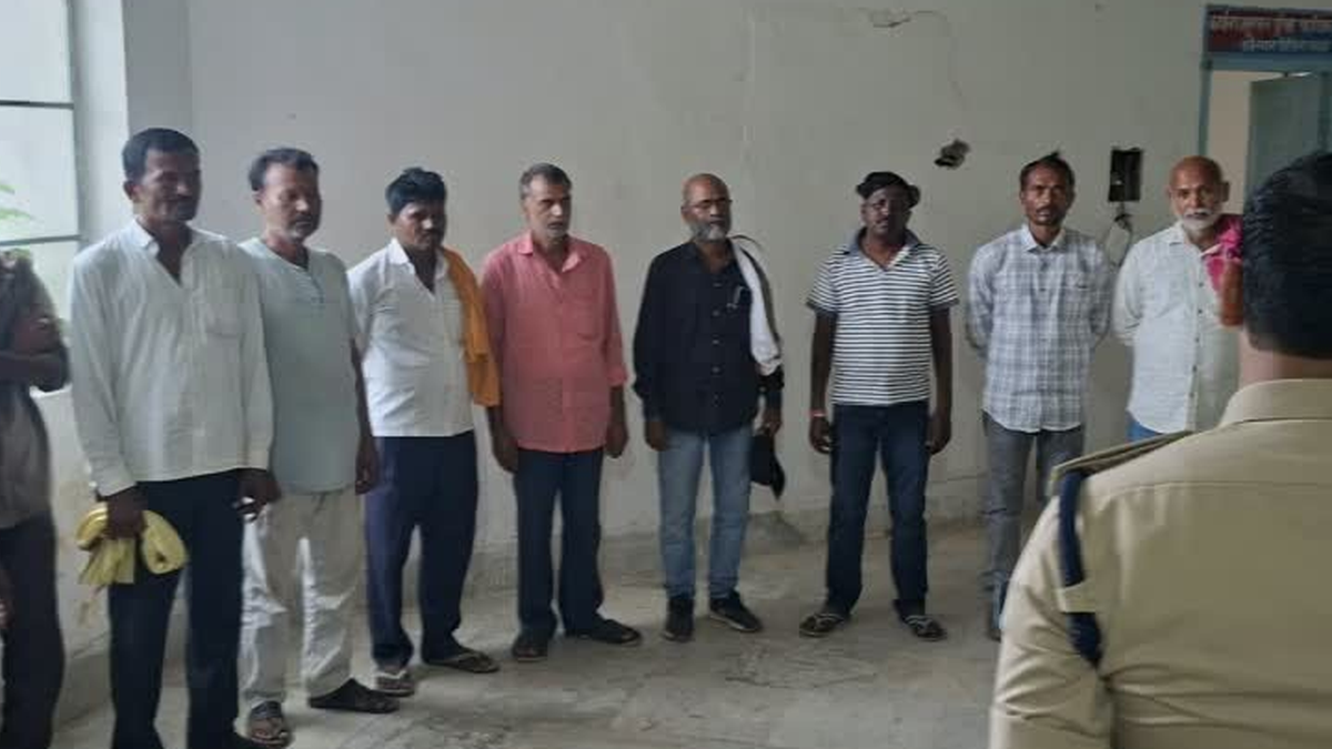 पलामू के छतरपुर अनुमंडल में आरोपियों की परेड कराती पुलिस की प्रतीकात्मक तस्वीर