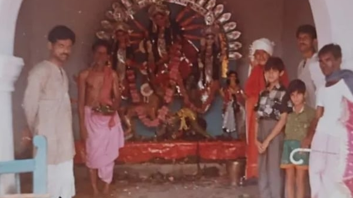खूंटी के जरियागढ़ में आयोजित पारंपरिक दुर्गापूजा का दृश्य