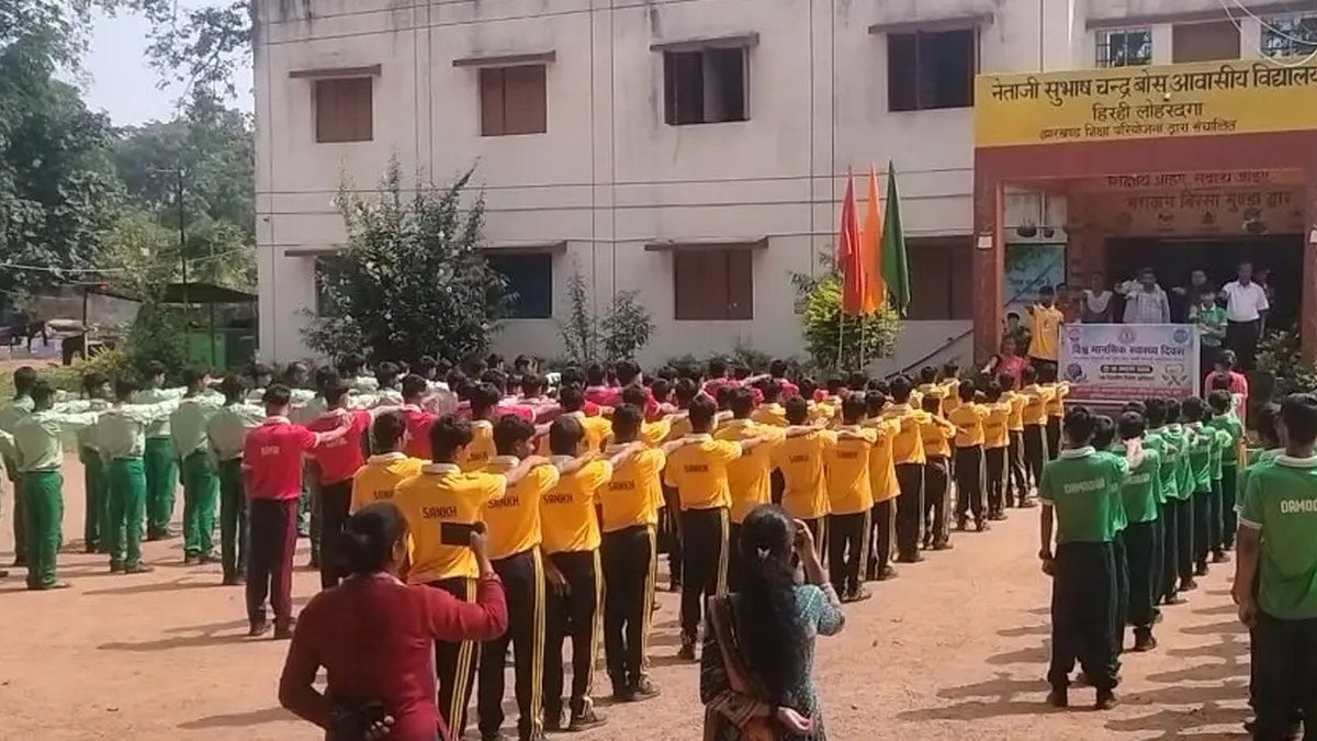 लोहरदगा में मानसिक स्वास्थ्य जागरूकता कार्यक्रम में शामिल ग्रामीण और सखी मंडल की सदस्य