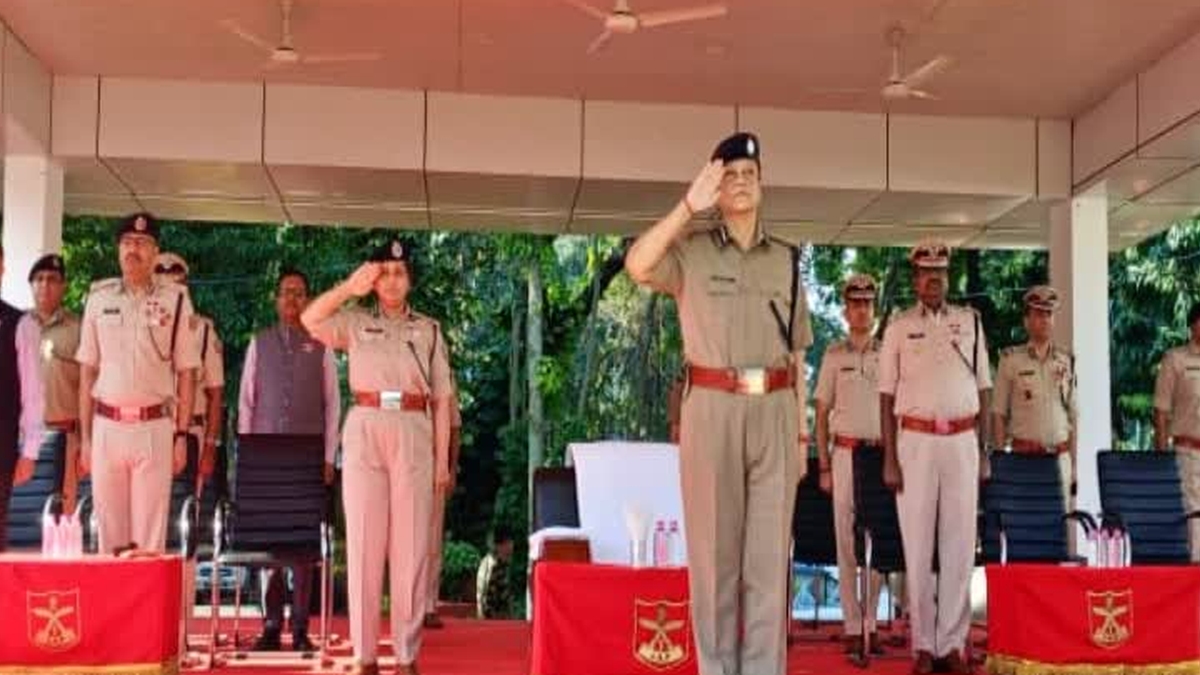 रांची में पुलिस संस्मरण दिवस पर शहीद जवानों को श्रद्धांजलि देते अधिकारी