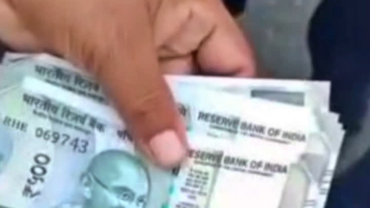 तमाड़ के सिंदवारी बाजार में संदिग्ध नोटों के मामले की जांच करती पुलिस