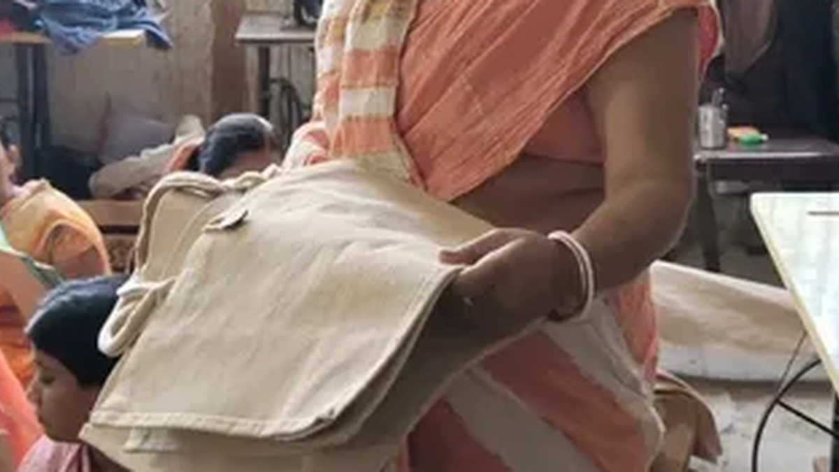 झुमरीतिलैया में जूट के बैग और अन्य उत्पाद तैयार करती महिला समूह की सदस्य