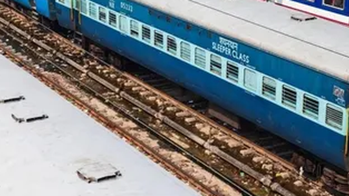 त्योहारी भीड़ के बीच रांची रेलवे स्टेशन पर ट्रेन की प्रतीक्षा करते यात्री