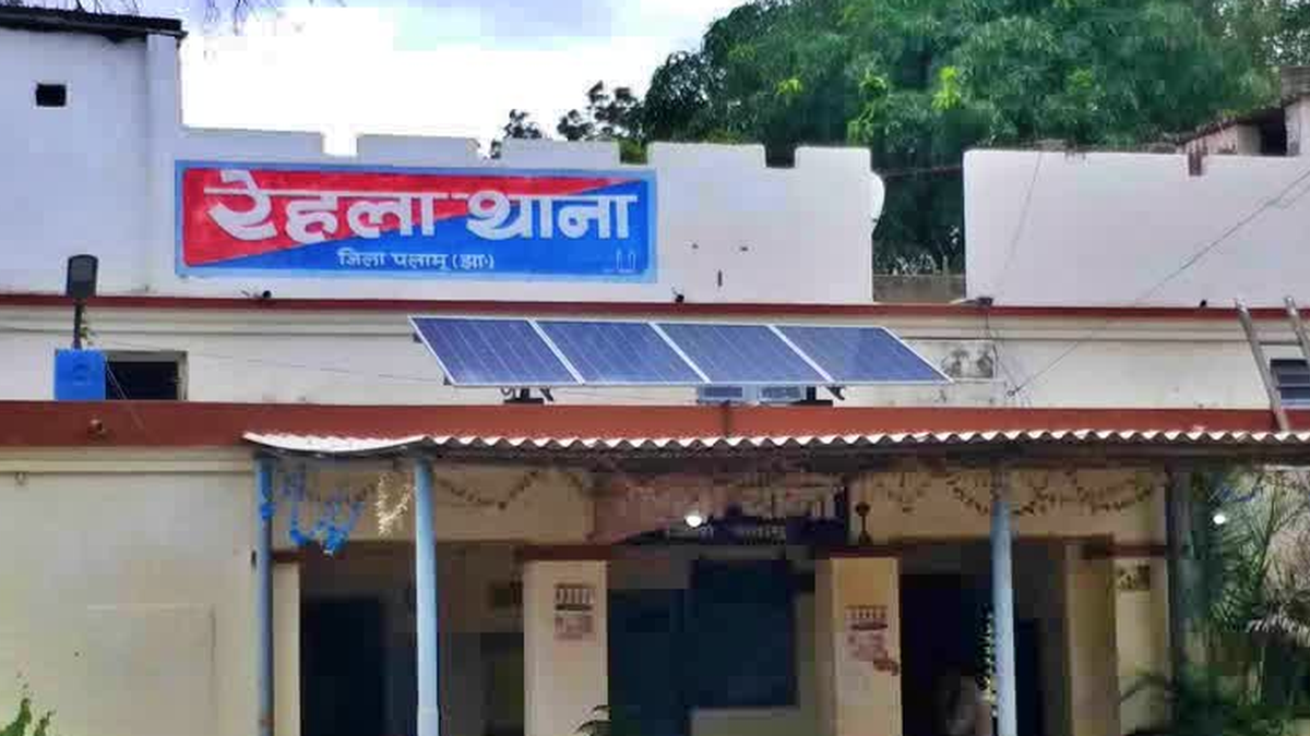पलामू के रेहला स्थित ग्रासिम इंडस्ट्रीज परिसर में चोरी की जांच करती पुलिस
