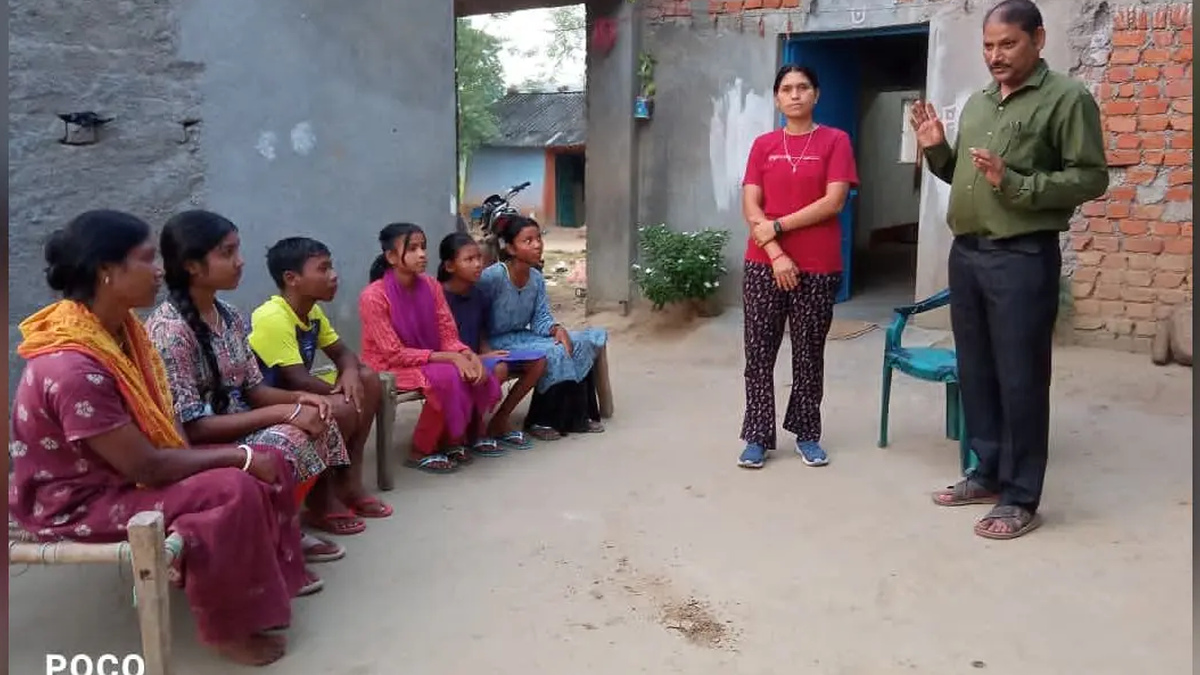 बाटीडीह गांव में आयोजित छऊ चौपाल में उपस्थित गुरु और कलाकार