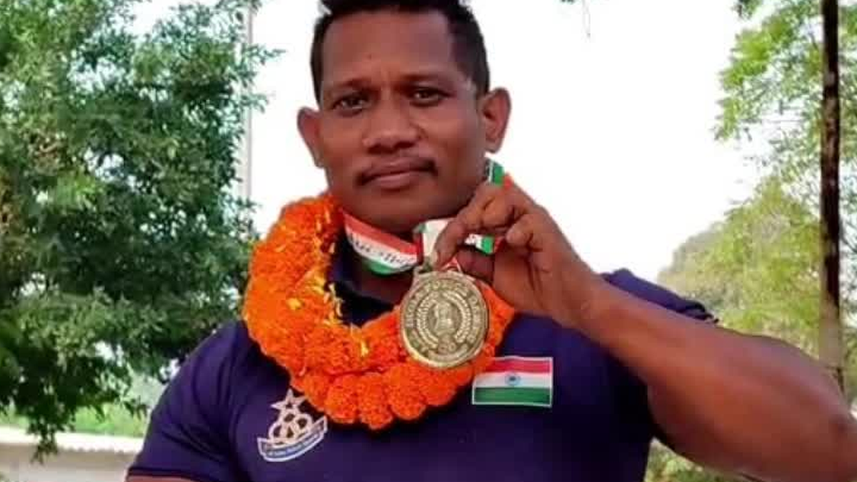 बोकारो में सम्मान समारोह के दौरान एसआईएसएफ के हवलदार संतोष बोबंगा