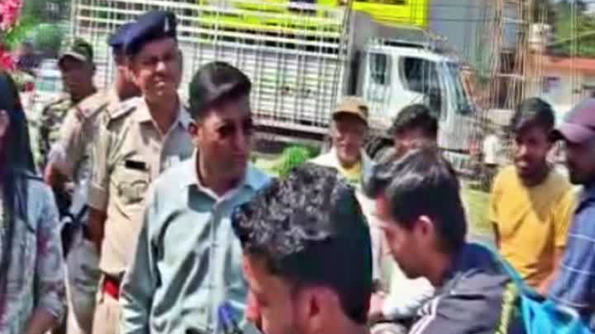 रांची में सड़क सुरक्षा अभियान के दौरान यमराज की वेशभूषा में कलाकार और परिवहन विभाग के अधिकारी
