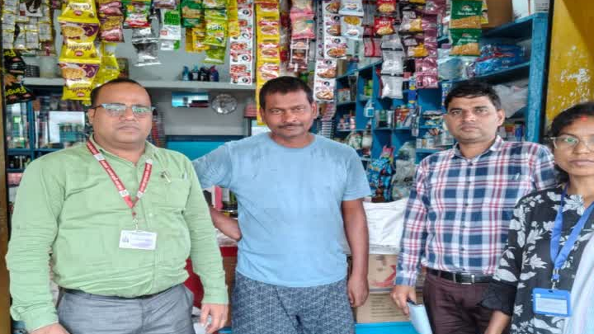 पाटन में दुकानों की जांच करती खाद्य सुरक्षा विभाग की टीम