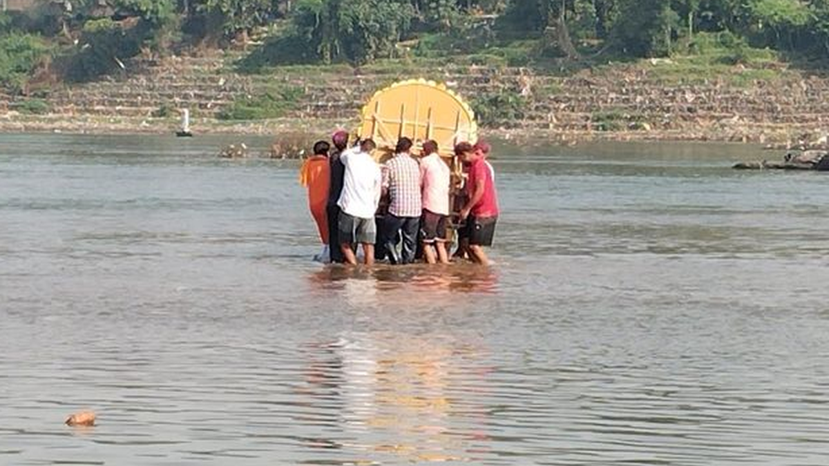 जमशेदपुर में मां दुर्गा की प्रतिमा को विसर्जन के लिए घाट की ओर ले जाते श्रद्धालु