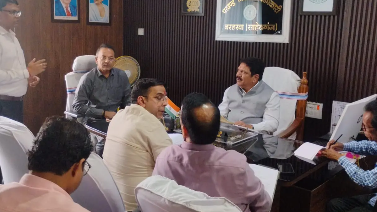 बरहरवा प्रखंड सह अंचल कार्यालय के दौरे पर संताल परगना आयुक्त शैलेंद्र कुमार लाल