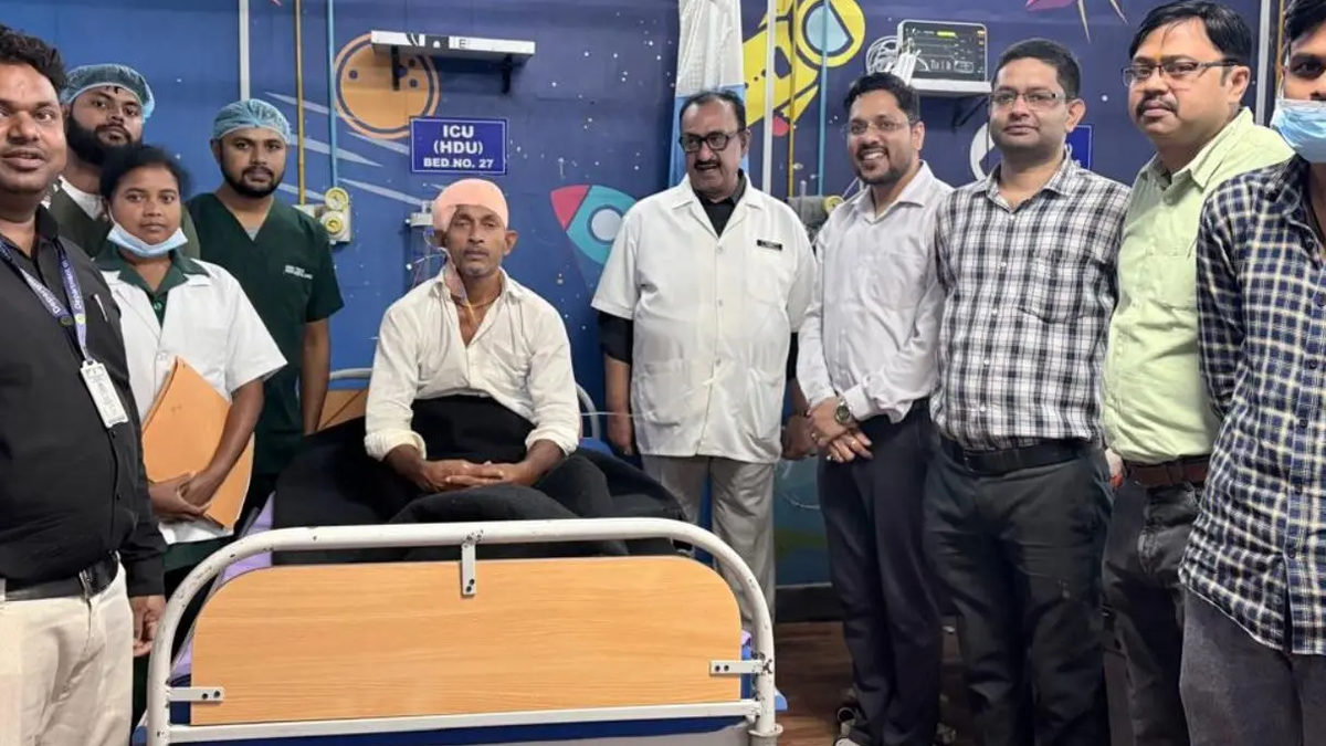 रांची सदर अस्पताल में ऑपरेशन के बाद मरीज के साथ चिकित्सकों की टीम