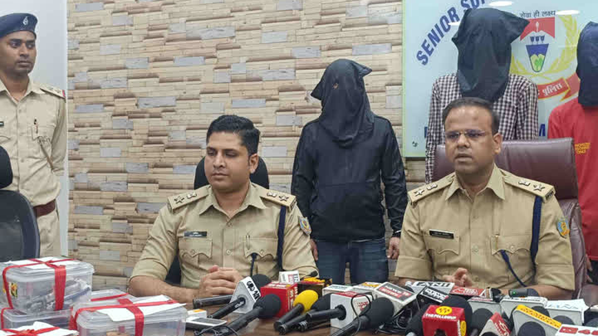 जमशेदपुर के बिंदल मॉल फायरिंग मामले में गिरफ्तार आरोपियों की जानकारी देती पुलिस