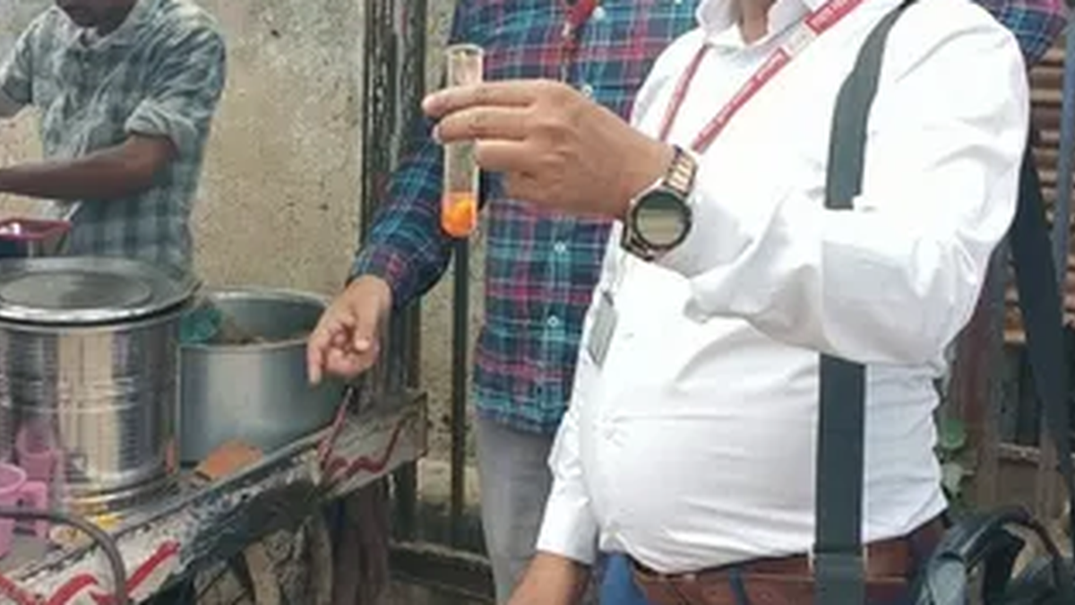 झुमरीतिलैया में खाद्य प्रतिष्ठानों की जांच करती खाद्य सुरक्षा विभाग की टीम