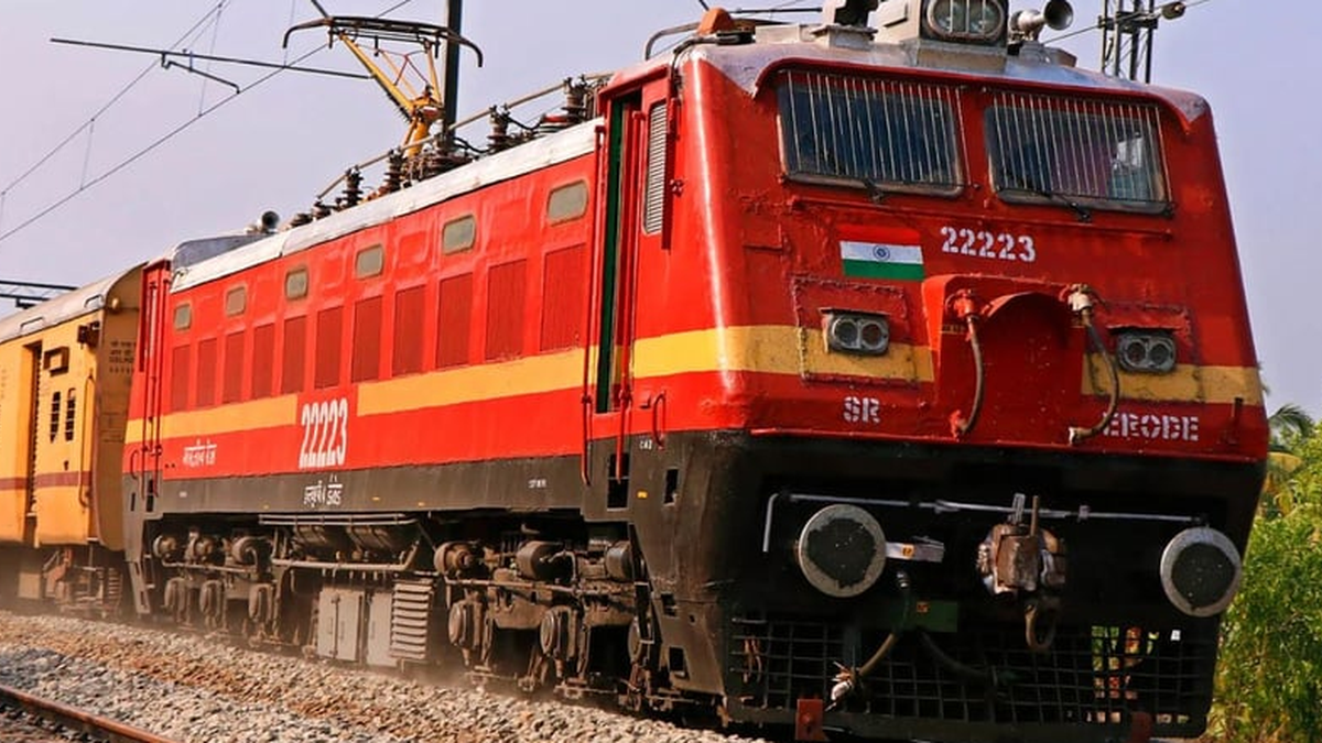 त्योहारी भीड़ के दौरान रेलवे स्टेशन पर खड़ी यात्री ट्रेन और प्लेटफॉर्म पर यात्री