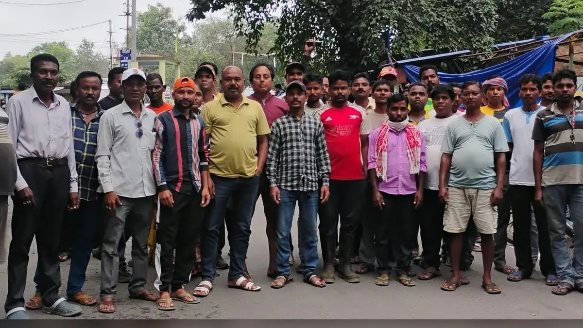 सुरदा क्रॉसिंग चौक पर मांगों और प्रस्तावित आर्थिक नाकेबंदी को लेकर बैठक करते मजदूर