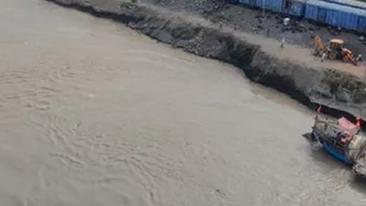 सकरीगली-महाराजपुर के पास गंगा के कटाव से प्रभावित साहिबगंज-बरहड़वा रेल लाइन