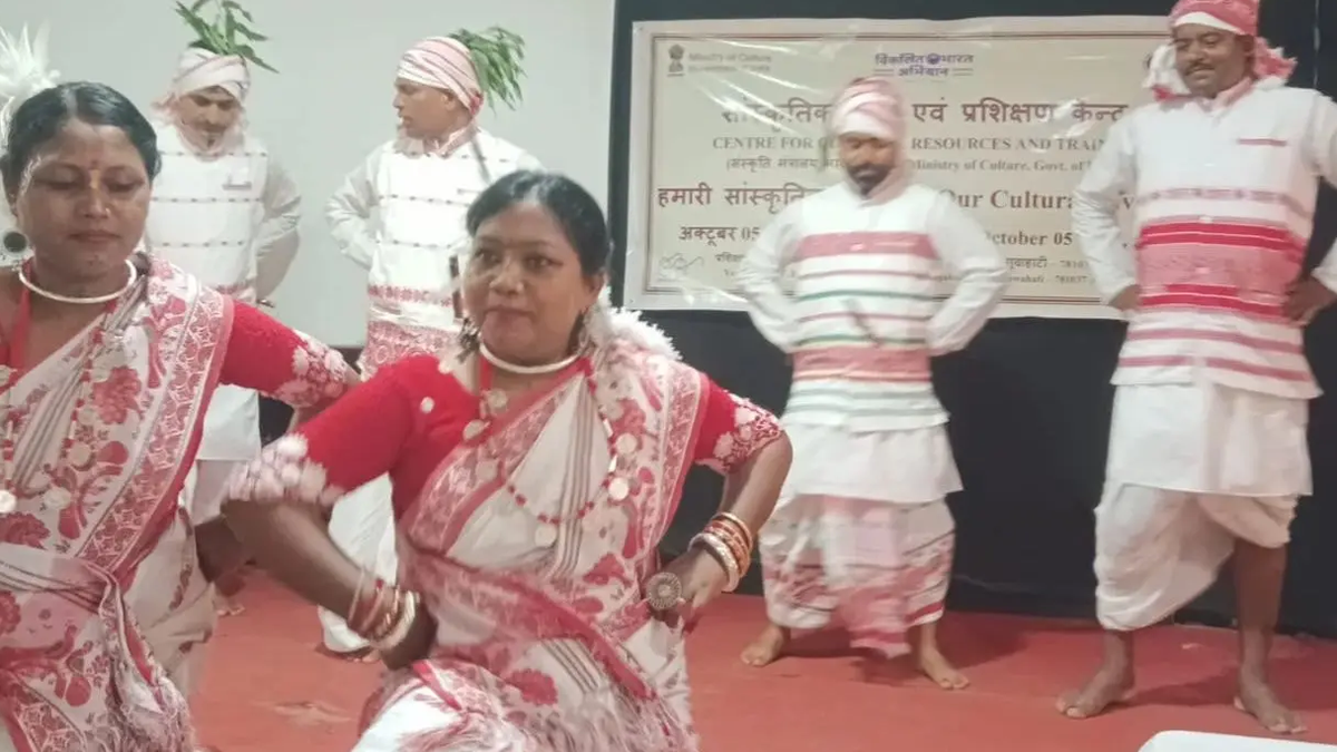 गुवाहाटी की राष्ट्रीय कार्यशाला में झारखंड की संस्कृति प्रस्तुत करते चयनित शिक्षक