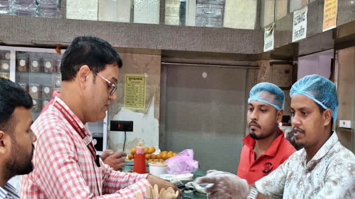 देवघर में खाद्य सामग्री की जांच करता खाद्य सुरक्षा विभाग का दल